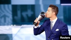 Umukinyi w’umupira w’amaguru, Cristiano Ronaldo aronswa igikombe c'umukinyi yarushije abandi m'umwaka wa 2016.