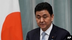 기시 노부오 일본 방위상이 지난 17일 도쿄 총리관저에서 기자회견을 하고 있다. 