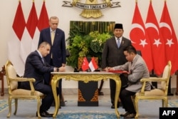 Norman Joesoef (kanan), CEO Republikorp dan Haluk Bayraktar (kiri), CEO Baykar, menandatangani perjanjian untuk pabrik pembuatan drone di Indonesia, di Istana Kepresidenan di Bogor, Jawa Barat, 12 Februari 2025. (Yasuyoshi CHIBA/AFP)