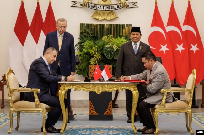 Norman Joesoef (kanan), CEO Republikorp dan Haluk Bayraktar (kiri), CEO Baykar, menandatangani perjanjian untuk pabrik pembuatan drone di Indonesia, di Istana Kepresidenan di Bogor, Jawa Barat, 12 Februari 2025. (Yasuyoshi CHIBA/AFP)