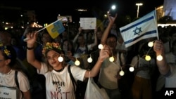 На площі Габіма в Тель-Авіві сотні людей прийшли привітати з Днем незалежності Україну, розмахуючи прапорами України та Ізраїлю. Ізраїль, середа, 24 серпня 2022 року. (AP Photo/ Ariel Schalit)