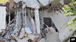 Seorang anak Afghanistan bermain dengan bekas tank Uni Soviet di distrik Behsood, kota Jalalabad, Afghanistan.