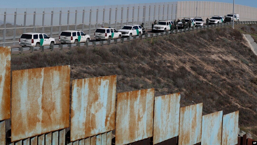 Pasukan penjaga perbatasan AS melakukan patroli di perbatasan AS-Meksiko terlihat dari kota Tijuana, Meksiko (foto: dok).