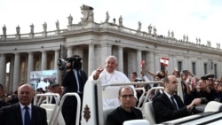 Paus Fransiskus bergerak meninggalkan lapangan Santo Petrus di Vatikan seusai menjalani misa yang menetapkan 14 santo baru pada 20 Oktober 2024. (Foto: Reuters/Guglielmo Mangiapane)