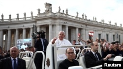 Paus Fransiskus bergerak meninggalkan lapangan Santo Petrus di Vatikan seusai menjalani misa yang menetapkan 14 santo baru pada 20 Oktober 2024. (Foto: Reuters/Guglielmo Mangiapane)