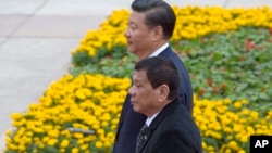 菲律宾总统杜特尔特与中国国家主席习近平在人民大会堂外的欢迎仪式上(2016年10月20日)