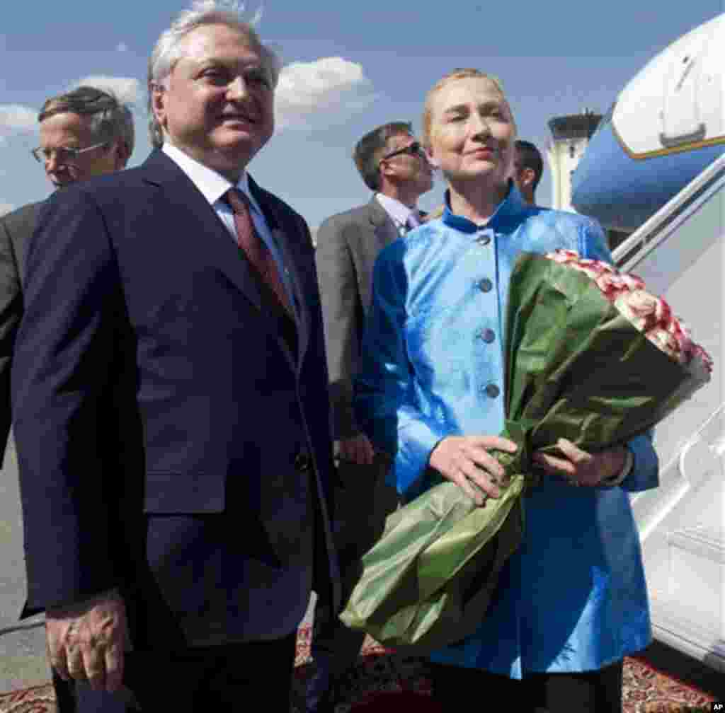 Armenian Foreign Minister Edward Nalbandian greets US Secretary of State Hillary Rodham Clinton after her arrival at Yerevan International Airport in Yerevan, Armenia, Monday June 4, 2012. (AP Photo / Saul Loeb, Pool)