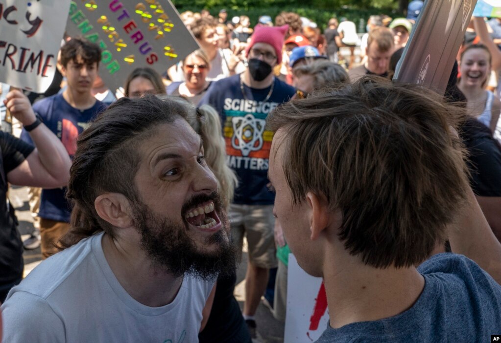 Un manifestante se encara con otro frente al Tribunal Supremo, el 25 de junio de 2022, en el marco de las concentraciones convocadas tanto en favor como en contra del fallo que acaba con 50 años de protección federal del derecho al aborto en todo Estados Unidos.