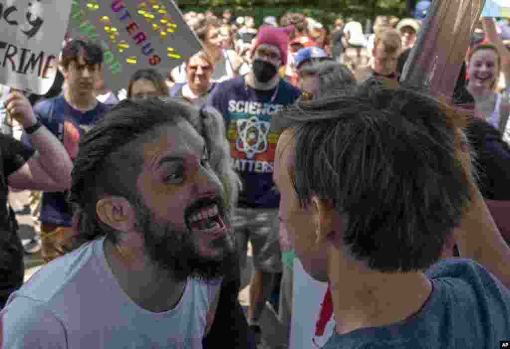 Un manifestante se encara con otro frente al Tribunal Supremo, el 25 de junio de 2022,&nbsp;en el marco de las concentraciones convocadas tanto en favor como en contra del fallo que acaba con 50 años de protección federal del derecho al aborto en todo Estados Unidos.