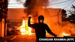 Un manifestant à Minneapolis proteste la mort de George Floyd à Minneapolis, Minnesota, le 29 mai 2020. (Photo CHANDAN KHANNA / AFP)