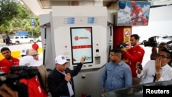ARCHIVO - Pedro Tellechea, presidente de PDVSA y ministro petrolero de Venezuela, habla a la prensa durante el estreno de surtidores chinos de última generación en una estación de servicio de Caracas, el 14 de junio de 2024.