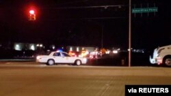 La policía llega al lugar del tiroteo ocurrido el 15 de abril de 2021 en un almacén de FedEx en Indianápolis, Indiana. Foto tomada de un video distribuida por Reuters.