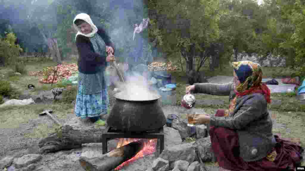 برداشت انار از روستای انبوه رودبار گیلان. آنها در حال تهیه رب انار از محصول برداشت شده هستند. عکس: ابوذر حمیدی جیرنده