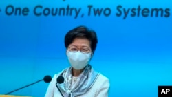 Pemimpin Hong Kong Carrie Lam mendengarkan pertanyaan wartawan saat konferensi pers di Hong Kong, Kamis, 11 Maret 2021. (Foto: AP)