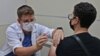 تزریق دز سوم واکسن کرونای فیازر-بایو ان تک در اورشلیم، اسرائیل - ۲۹ مرداد ۱۴۰۰