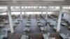 Tempat tidur-tempat tidur pasie di dalam Gurudwara atau Kuil Sikh yang diubah menjadi fasilitas perawatan pasen COVID-19 di New Delhi, India, 5 Mei 2021. (Foto: Adnan Abidi/Reuters)