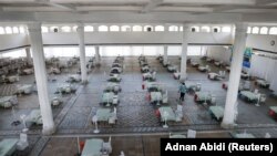 Tempat tidur-tempat tidur pasien di dalam Gurudwara atau Kuil Sikh yang diubah menjadi fasilitas perawatan pasen COVID-19 di New Delhi, India, 5 Mei 2021. (Foto: Adnan Abidi/Reuters)