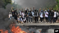 မတ်လ ၂၇ ရက်နေ့က ရန်ကုန် သာကေတမြို့နယ်ရှိ ဆန္ဒပြပွဲ မြင်ကွင်း။ (မတ် ၂၇၊ ၂၀၂၁)
