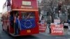 Demonstran Anti-Brexit menyewa sebuah bus kota London melewati para demonstran pendukung Brexit di depan gedung parlemen Inggris di London, Senin (28/1). 