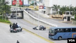 Los cadáveres de 24 hombres y 11 mujeres fueron arrojados en plena avenida del puerto turístico de Veracruz.