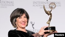 Christiane Amanpour pose avec son Award lors de la 47e édition des International Emmy Awards à New York, aux États-Unis, le 25 novembre 2019.