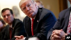 El presidente Donald Trump hizo el anuncio el jueves 1 de marzo en una reunión con ejecutivos de la industria del acero y aluminio en la Casa Blanca.