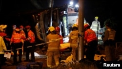 Para penyelamat mengevakuasi korban dari bus yang mengalami kecelakaan di Hong Kong, 10 Februari 2018.