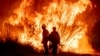 Los bomberos combaten el incendio Kenneth en la zona de West Hills de Los Ángeles, el jueves 9 de enero de 2025. (Foto AP/Ethan Swope)