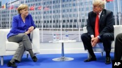 El presidente de EE.UU., Donald Trump, y la canciller alemana Angela Merkel, durante su reunión bilateral el miércoles 11 de julio en Bruselas, Bélgica. (AP Photo/Pablo Martinez Monsivais).