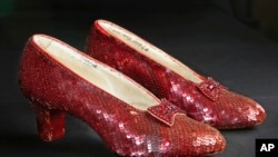 Sepatu warna merah delima yang dikenakan oleh aktris Judy Garland dalam film "The Wizard of Oz" (foto: dok). 