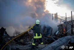 Petugas pemadam kebakaran memadamkan api setelah serangan roket Rusia di wilayah Odesa, Ukraina, Minggu, 17 November 2024. (Foto: via AP)