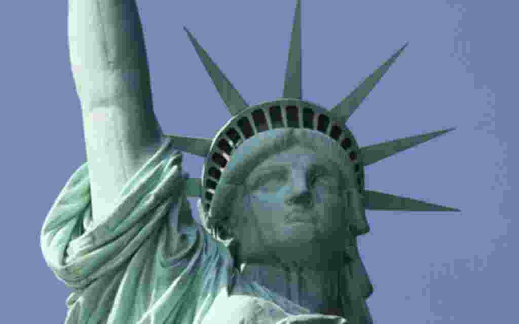 Los turistas también pueden subir hasta la cima de la estatua, desde donde también se puede observar el rio Hudson, pero es necesario reservar por lo menos con un día de anticipación. El precio del boleto original también varía para este servicio.