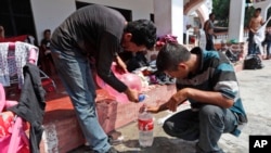 Los migrantes centroamericanos que han viajado en caravanas a Estados Unidos recolectan a menudo agua y descansan en iglesias que les abren sus puertas.