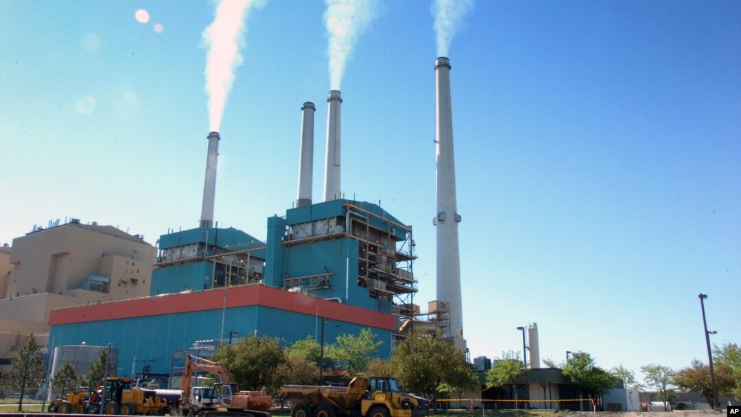 Asap terlihat mengepul dari cerobong asap sebuah pusat listrik tenaga batu bara di Colstrip, Mont, 1 Juli 2013 (Foto: dok). Mahkamah Agung AS mulai mengkaji isu politis terkait pemangkasan emisi gas yang disebut mengakibatkan pemanasan global, Snin (24/2).