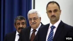 Presiden Palestina Mahmoud Abbas (tengah) tiba dalam sebuah pertemuan di Ramallah, Tepi Barat.