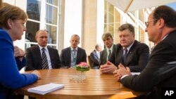 Kanselir Jerman Angela Merkel (kiri), Presiden Rusia Vladimir Putin (kedua dari kiri), Presiden Ukraina Petro Poroshenko (kedua dari kanan) dan Presiden Perancis Francois Hollande dalam sebuah pertemuan informal di Paris, Oktober 2015.