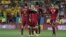 El equipo español celebra tras anotar un gol en un partido amistoso frente a Bolivia la víspera en Sevilla.