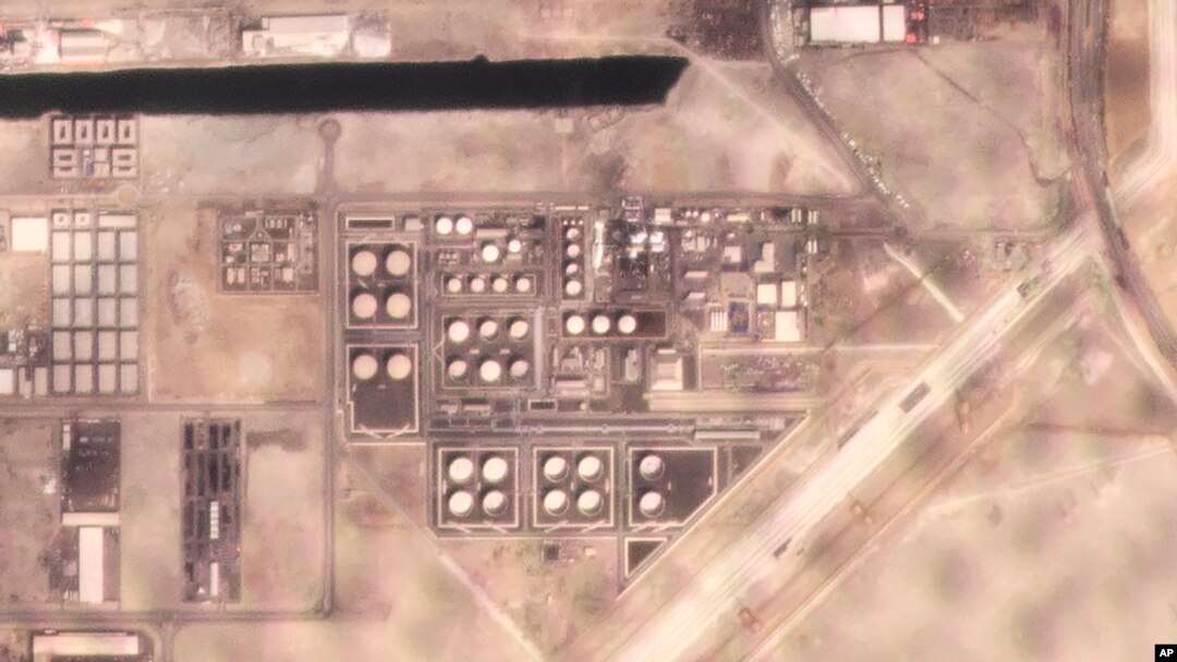 Asap mengepul di atas depot bahan bakar Abu Dhabi National Oil Co. di lingkungan Mussafah, Abu Dhabi, Uni Emirat Arab, Senin, 17 Januari 2022. (Foto: AP)