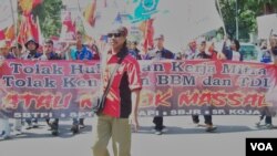 Sekitar 700 buruh melakukan aksi di depan Istana Negara Jakarta, menolak rencana kenaikan harga BBM 1 April 2012, Selasa (21/3).