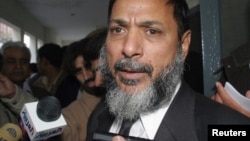 امریکی اشتہاری مہم کو عدالتِ عظمیٰ میں چیلنج کرنے والے حشمت حبیب ایڈوکیٹ