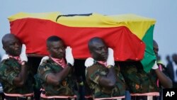 Abasirikare ba Ghana bateruye isandugu irimwo uwahoze ari umunyamabanga mukuru wa ONU Kofi Annan, ku kibuga c'indege mpuzamakungu i Accra, Ghana, itariki 10/09/2018.