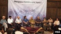 Para tokoh saat menggelar konferensi pers menyatakan dukungan kepada Presiden Joko Widodo menerbitkan Perppu KPK di Jakarta, Jumat (4/10/2019). (Foto: Sasmito Madrim/VOA)