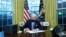 Presidenti Biden në Zyrën Ovale (20 janar 2021)