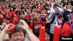 2026 FIFA 월드컵 조별리그 A조 남아프리카공화국 대 대한민국의 경기를 보는 한국 축구팬들이 아쉬워하고 있다.