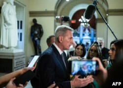 El presidente de la Cámara de Representantes de Estados Unidos, Kevin McCarthy, republicano de California, habla con la prensa antes de ir a la Cámara de Representantes para votar en el Capitolio de Washington, DC, el 30 de septiembre de 2023.