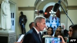 El presidente de la Cámara de Representantes de EEUU, Kevin McCarthy, habla con la prensa en Capitol Hill, en Washington DC, el 30 de septiembre de 2023. E (Foto de ANDREW CABALLERO-REYNOLDS / AFP)