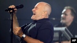 Penyanyi Inggris, Phil Collins ketika tampil dalam upacara pembukaan turnamen tennis AS Terbuka di New York 29 Agustus 2016 lalu (foto: dok).