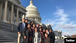 Un grupo de jóvenes soñadores amparados por el programa DACA acuden al Congreso de EEUU para pedir ayuda para permanecer en el país. Foto: @Lulac.