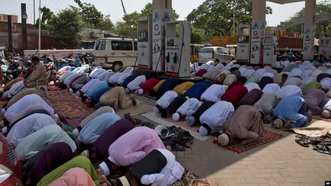 ARSIP – Warga Muslim India melaksanakan shalat Idul Fitri di SPBU bersama-sama di Hyderabad, India, Sabtu, 16 Juni 2018 (foto: AP Photo/Mahesh Kumar A)