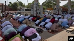 ARSIP – Warga Muslim India melaksanakan shalat Idul Fitri di SPBU bersama-sama di Hyderabad, India, Sabtu, 16 Juni 2018 (foto: AP Photo/Mahesh Kumar A)